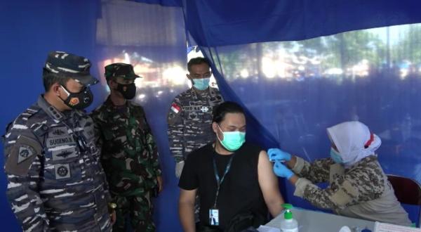500 Nelayan Cilacap Antusias Ikuti Vaksin Covid-19 yang Digelar TNI AL