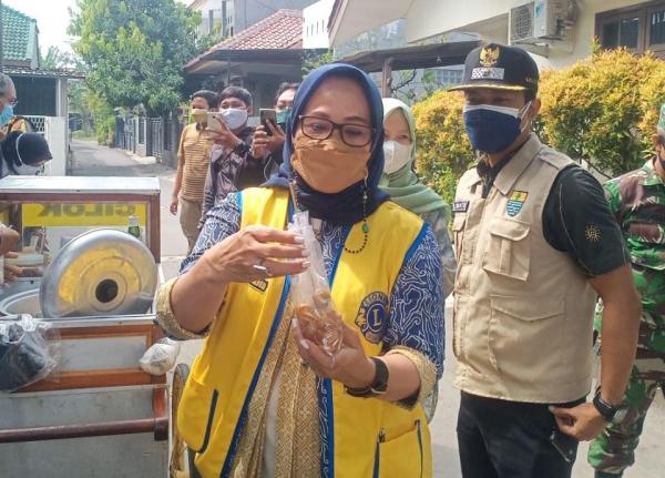 Berhentikan Pedagang, Wawali Eti Herawati Borong Cilok Mang Yos