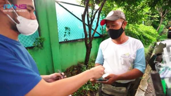 Bantu Pedagang Terdamoak Pandemi, Raffi Ahmad Bagikan Uang Dijalan