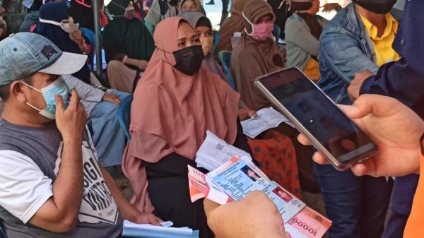 BST Rp300 Ribu Cair, Warga Ngantri di Kantor Pos Pangkalpinang