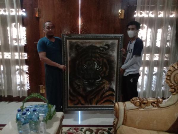 Ujang Bustomi Diberi 'Macan' Oleh Jurnalis Cirebon