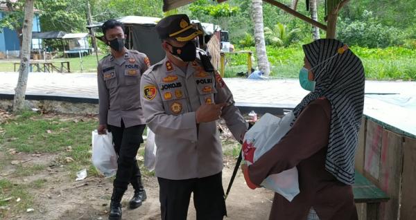 Terdampak PPKM Level 3, Pedagang di Pantai Kelisut Toboali Dapat Bantuan Dari Polisi