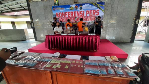 Foto Pengungkapan Kasus Pil Ekstasi Rp2 Miiliar