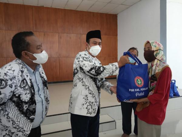 Solidaritas di Tengah Pandemi, PGRI Pemalang Bagikan Ribuan Paket Sembako