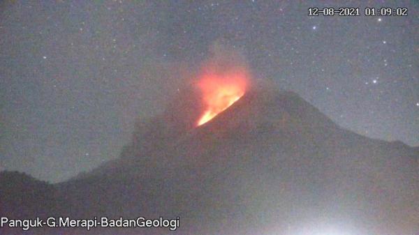 Gunung Merapi Kembali Muntahkan Lava Pijar dan Awan Panas