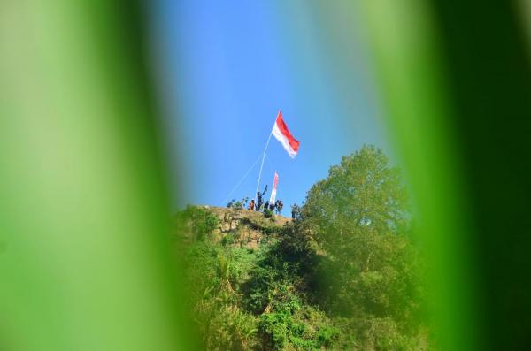 Sambut HUT RI Ke-76, Bendera Merah Putih Dikibarkan di Pegunungan Patiayam