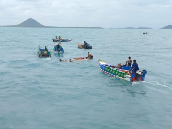 Foto : Evakuasi Penumpang Kapal Speed Tenggelam Saat Menuju Pelabuhan Sadai