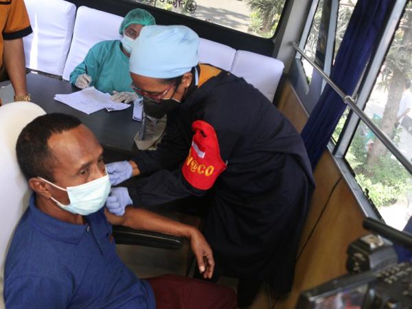 Polda NTT dan BEM Nusantara Gelar Vaksinasi Massal di Universitas Citra Bangsa Kupang