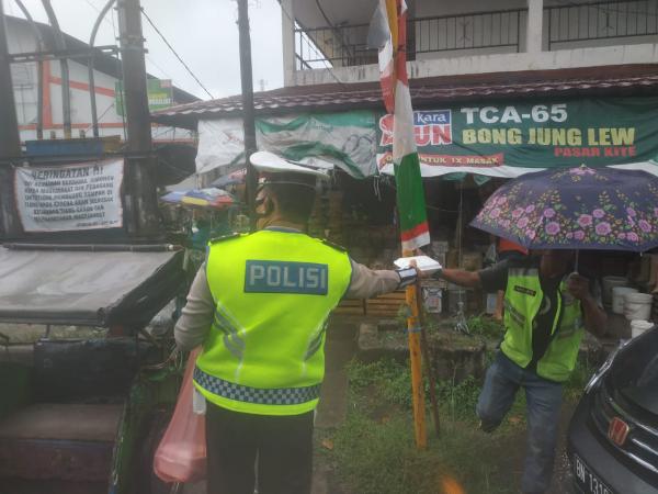 Satlantas Beri Bingkisan ke Petugas Parkir Hingga Sopir Angkot