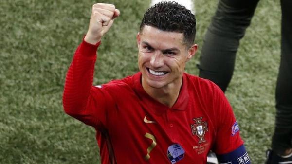 Cristiano Ronaldo Kesal Hingga Memukul Wajah Pemain Republik Irlandia, Dara O'Shea