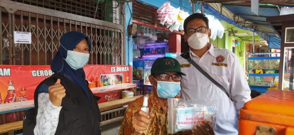 Pedagang dan Pengunjung Pasar Kanoman Dapat Bantuan Paket  Masker, Handsanitizer dan Vitamin