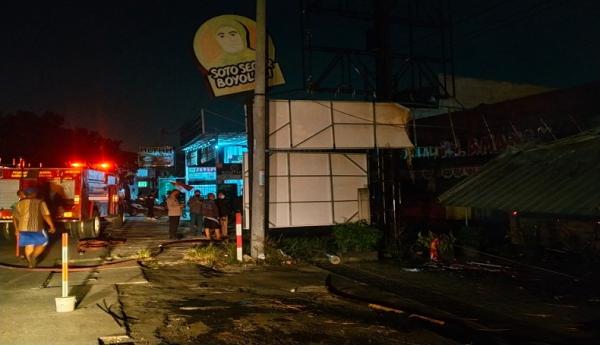 Rumah Makan di Karawang Hangus Dilalap Si Jago Merah, Seorang Karyawan Tewas