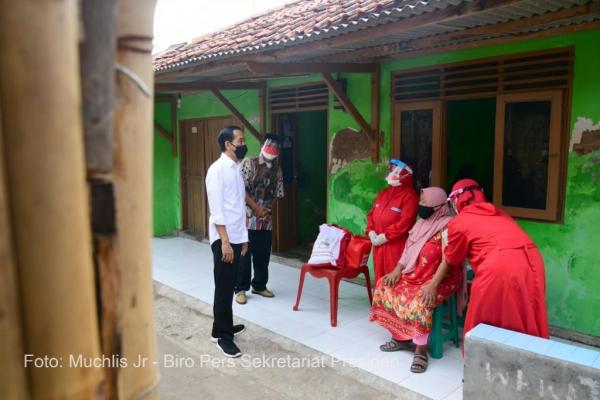 Foto-Foto Presiden Tinjau Program Vaksinasi dari Pintu ke Pintu di Kota Cirebon
