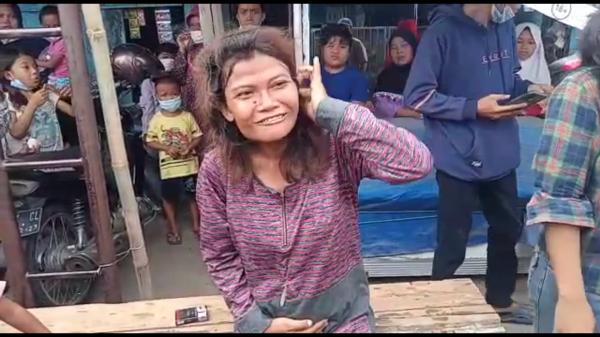 Terjatuh, Wanita Hamil Ini Ikut Berebut Paket Dari Jokowi