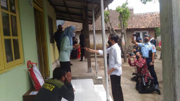 Presiden Joko Widodo Tinjau Vaksinasi Covid-19 Door to Door ke Rumah Warga