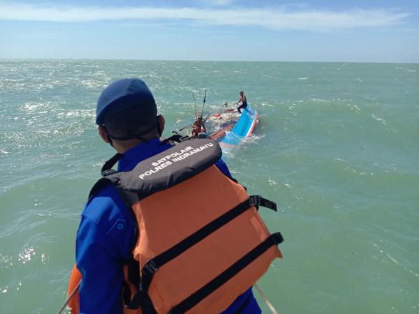 Ombak Besar Hantam Kapal Motor Hingga Terbalik di Perairan Indramayu