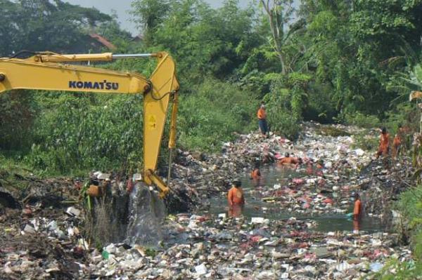 Pemkab Bekasi Angkut Puluhan Ton Sampah yang Menumpuk di Kali Busa