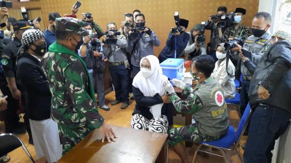 Pangdam Siliwangi Tinjau Vaksinasi Santri di Ponpes Miftahul Huda Manonjaya Tasikmalaya