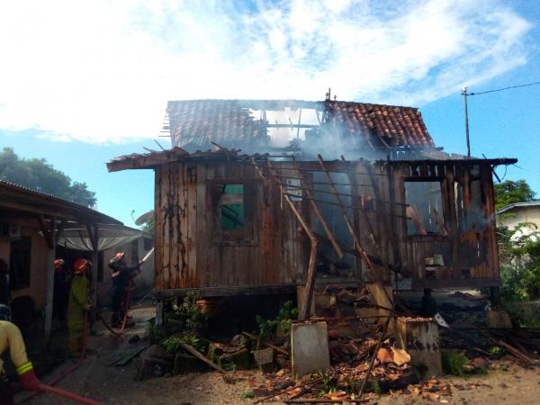 Akibat Korsleting Listrik, Rumah Seorang Nenek Hangus Terbakar