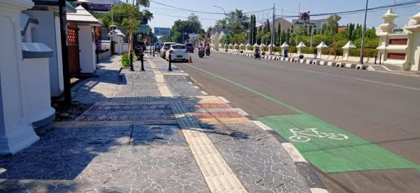 Jalur Sepeda Masih Digunakan Tempat Parkir Kendaraan