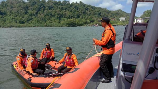 Dihantam Angin Kencang Perahu Ces Tenggelam di Kotim, Motorisnya Hilang