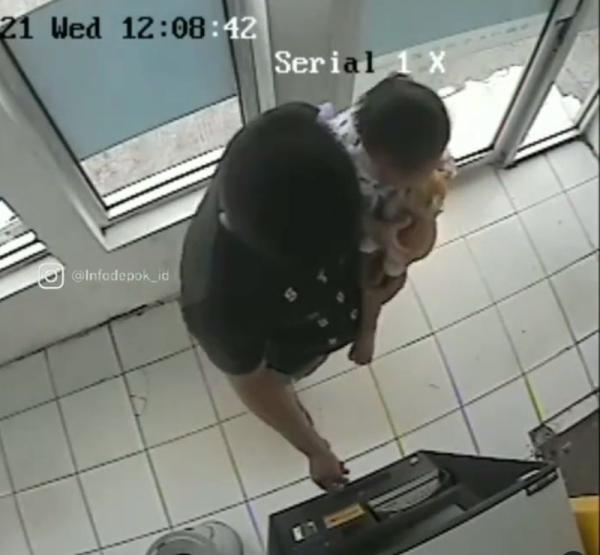 Viral, Bapak-bapak Kuras Uang Orang Lain di ATM Terekam CCTV