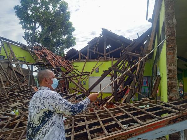 Ketua Komisi IV DPRD Kabupaten Cirebon Anggap Disdik Terlalu Lamban Tangani Kerusakan Sekolah