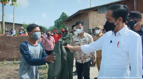 Jokowi Beri Hadiah Jaket Bomber Kesayangannya ke Warga Penerima Vaksin