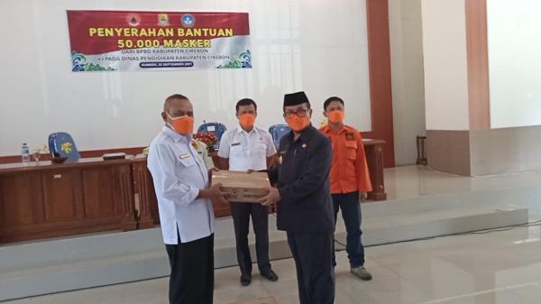 Pelajar SD dan SMP Kabupaten Cirebon Terima Bantuan Masker