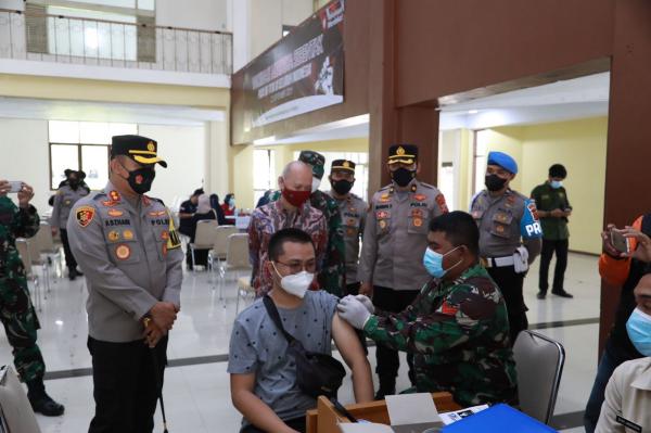 Kapolres Tasikmalaya Kota Tinjau Serbuan Vaksinasi Merdeka di Universitas Siliwangi