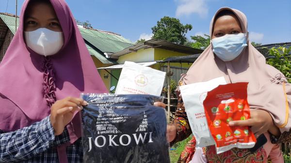 Video Presiden Jokowi Membagikan Kaos dan Masker Kepada Warga Cilacap