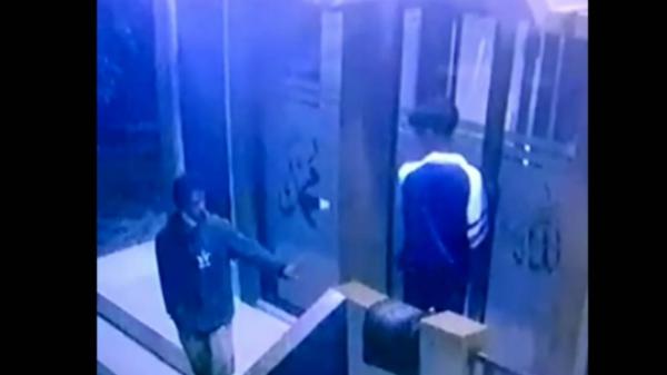 Viral, Aksi Dua Remaja Bobol Kotak Amal Mushola Terekam CCTV