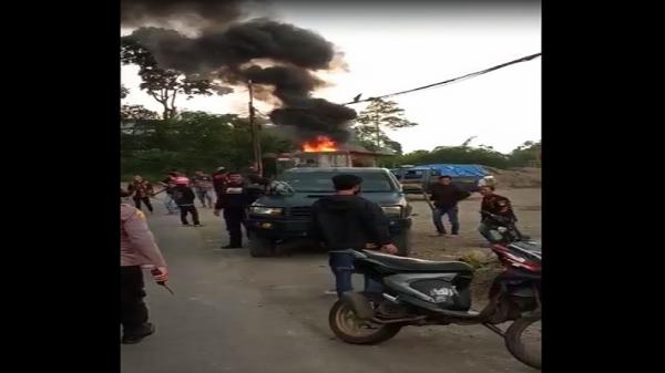 Bentrok Ormas di Sukabumi Memanas, Massa Bakar Pos PPKB 