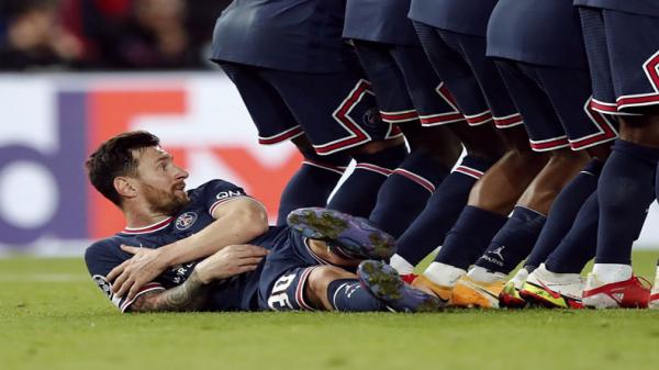 Aksi Lionel Messi Berbaring Menahan Gempuran Man City Jadi Sorotan 