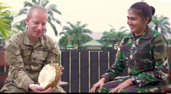 Anggota US Army Makan Durian Ditemani Kowad, Komentarnya: Rasanya Seperti Kombinasi Pisang dan Nanas