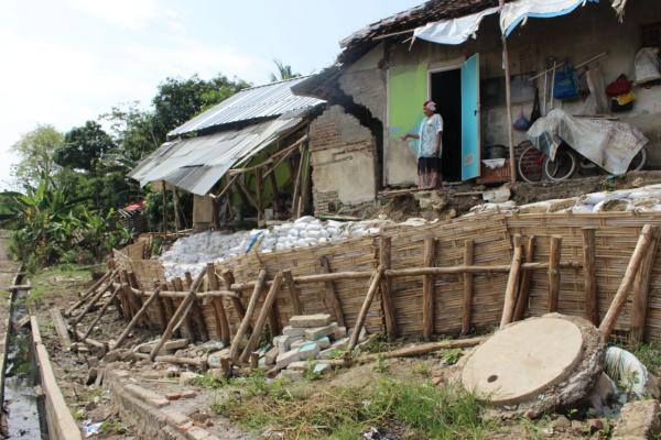 Terancam Tenggelam Karena Tanah Ambles, Warga Rengas Payung Indramayu Minta Tolong Jokowi 
