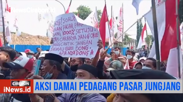 Video Ratusan Pedagang Pasar Jungjang Demo di Depan Gedung DPRD