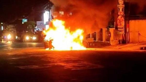 Mobil Sedan Hangus Terbakar di Tasikmalaya, Diduga dari Korsleting Sistem Kelistrikan