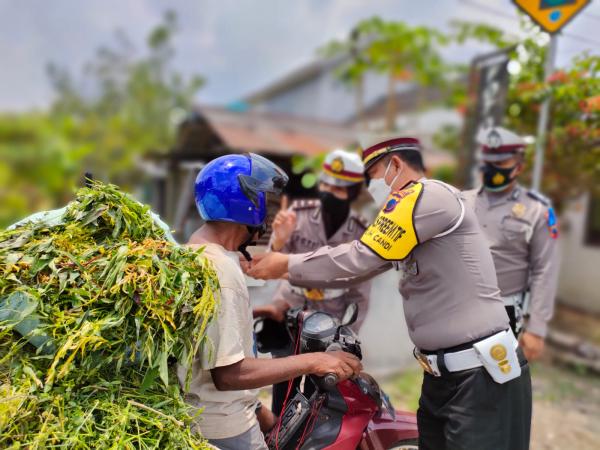 Akhiri Operasi Patuh Candi 2021, Polresta Banyumas Bagikan Helm dan Nasi Kotak