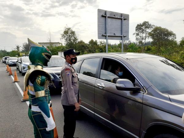 Power Ranger Turun ke Jalan, Ajak Warga Vaksin di Pantai Pasir Padi