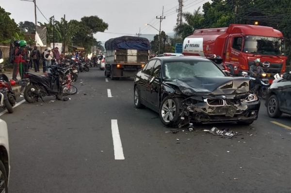 Mobil BMW Terlibat Kecelakaan di Jalur Puncak, Kondisinya Mengerikan 