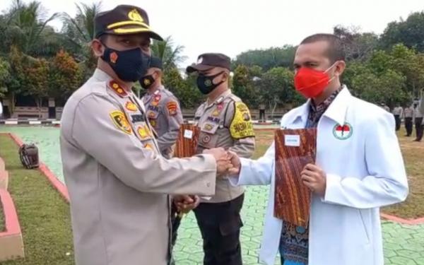 8 Bhabinkamtibmas dan 3 Nakes di Bangka Selatan Dapat Penghargaan Vaksin