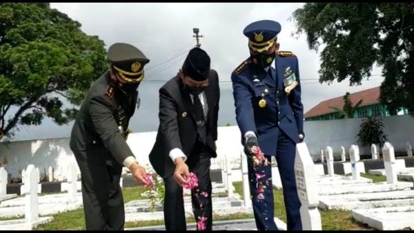 Jelang HUT ke 76 TNI, Kodim 0612 Tasikmalaya Bersama Forkopimda Gelar Ziarah Nasional ke Taman Makam