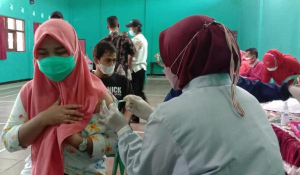Vaksinasi Massal Perindo dan Dinkes Perkuat Imunitas Warga Desa Timpik Semarang