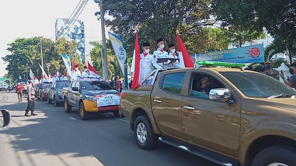 Puluhan Mobil Mengikuti Parade Kirab Merah Putih Kota Cirebon, Habib Lutfi Berhalangan Hadir