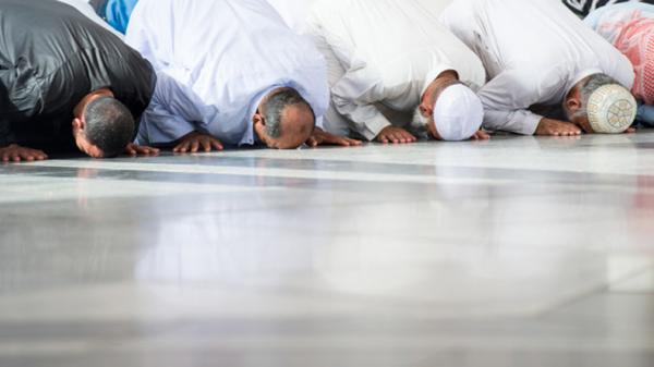 Shalat Berjamaah di Masjid dan 20 Keutamaannya