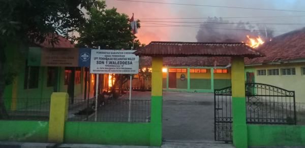 Breaking News, 2 SD Negeri Waled Desa Terbakar, Diduga Akibat Konsleting Listrik