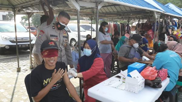 Polsek Pemali Gelar Vaksin Jebol di Pasar Higienis