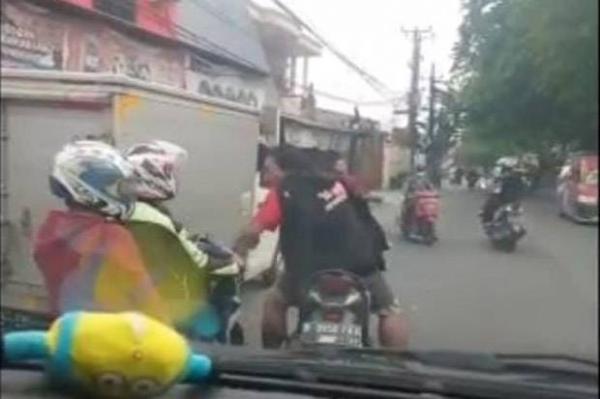 Relawan Ambulans Cikarang Diludahi dan Dipukul Pengendara Sepeda Motor