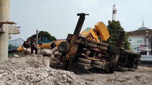 Alat Berat Crane Roboh 3 Warga Jadi Korban, 1 Pelajar Tertimpa Beton Rumah di Depok